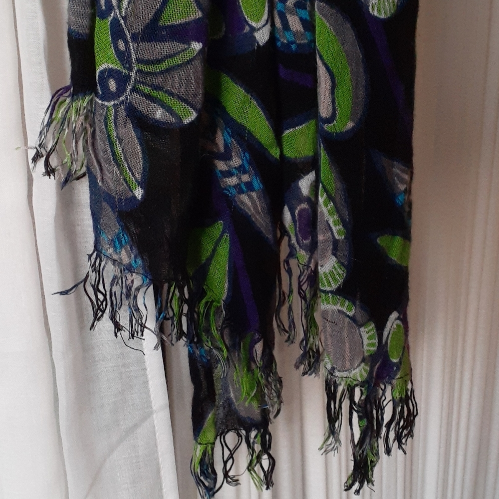 Beautiful Scarf💃🏼 - Picture 3 of 4